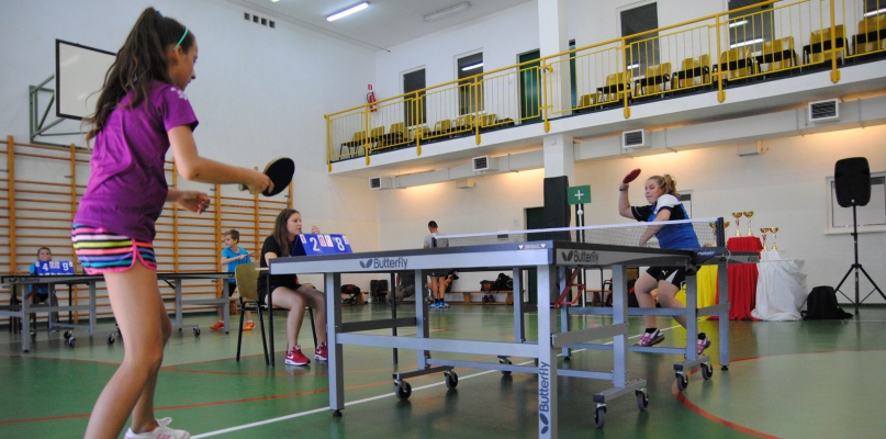 Zacięta walka przy tenisowych stołach