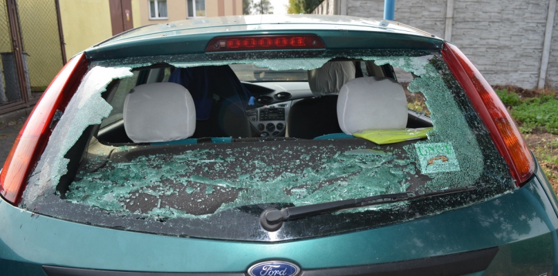 Podejrzany o uszkodzenie trzech aut oraz elewacji bloku w policyjnym areszcie 