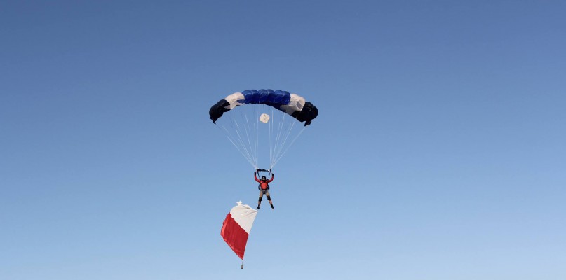 Patriotyczne skoki z kilkuset metrów. InoSkyDive na Święto Niepodległości