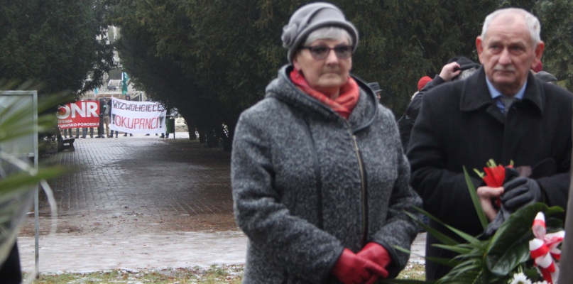 Działacze lewicy i grupka mieszkańców Inowrocławia obchodzą 72. rocznicę wyzwolenia Inowrocławia. Fot. Julita Klocek