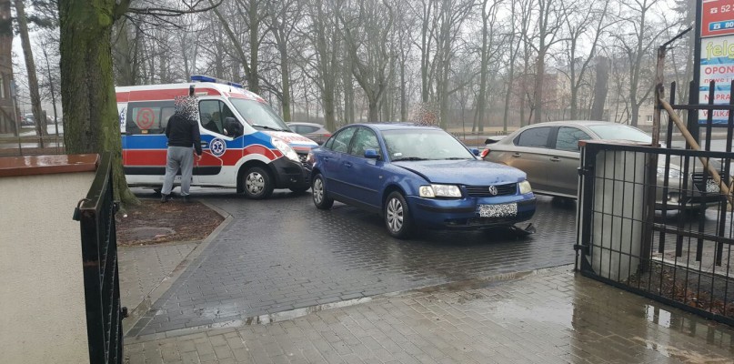 Warto dzisiaj zdjąć nogę z gazu. Padający deszcz sprawia, że na drogach jest ślisko. Fot. Alert24