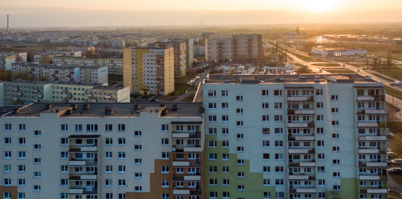 Sąsiedzkie sprzeczki na blokowiskach to codzienność. Czasami przybierają jednak dość osobliwe formy. Fot. FilmSky.pl