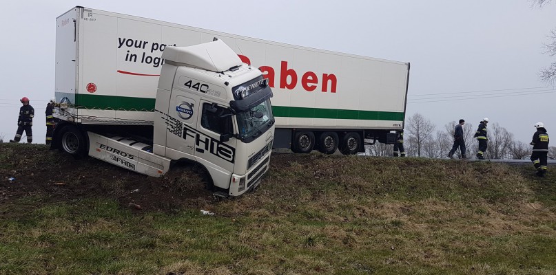 Wielkie szczęście, że nikt nie przejeżdżał trasą w chwili, gdy doszło do tego feralnego zdarzenia. Fot. Alert24/Jarosław Nowak