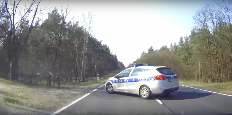 Wyprzedzał, gdy drogę zajechał mu radiowóz. Kto dostał mandat?