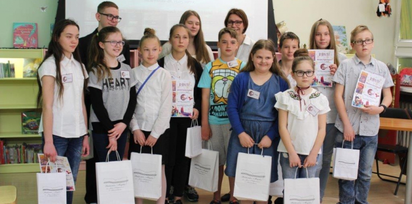 Finaliści otrzymali nagrody książkowe i dyplomy. Fot. nadesłane