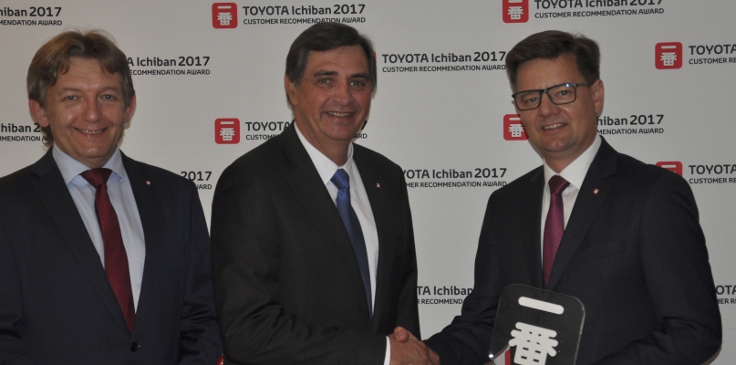 Ceremonia wręczenia nagrody Toyota Ichiban 2017 w Antwerpii. Od lewej: Prezydent toyota Motor Poland - dr Jacek Pawlak, w środku Prezydent Toyota Motor Europe - dr Johan van Zyl, po prawej Prezes Firmy Jaworski Auto - Wojciech Jaworski.  