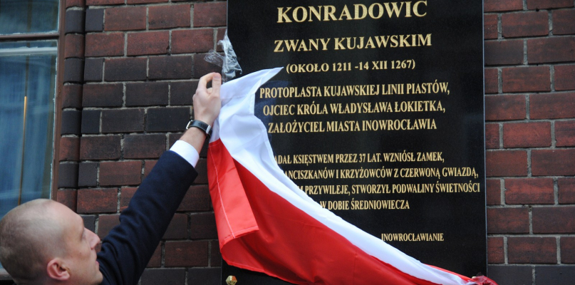 Inowrocław w hołdzie założycielowi Inowrocławia. Tablicą upamiętniono księcia Kazi