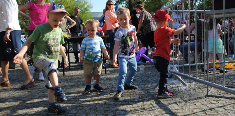 Dziś w Solankach bawią się całe rodziny. Są dmuchańce, bańki mydlane i grill