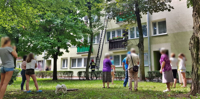 Mężczyzna ewakuowany z zadymionego mieszkania [FILM+FOTO]