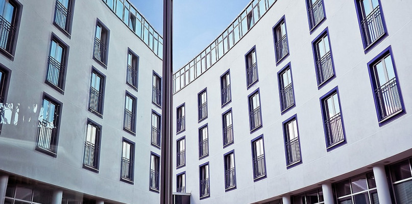 Parapet stalowy czy aluminiowy?