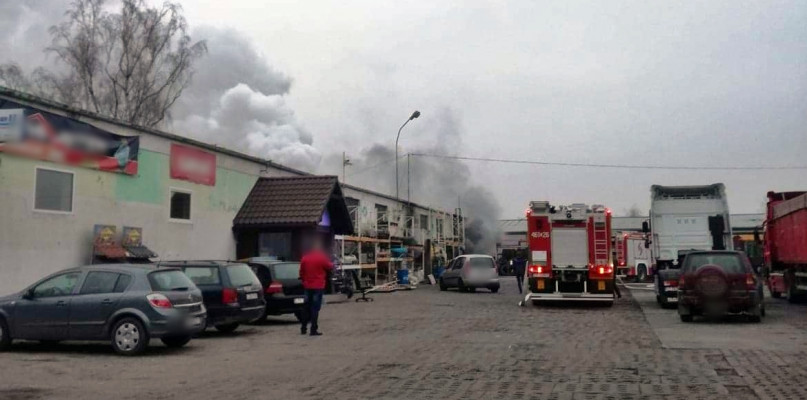 Kłęby dymu nad Pakością. Zakład wulkanizacji opon w ogniu [FOTO]