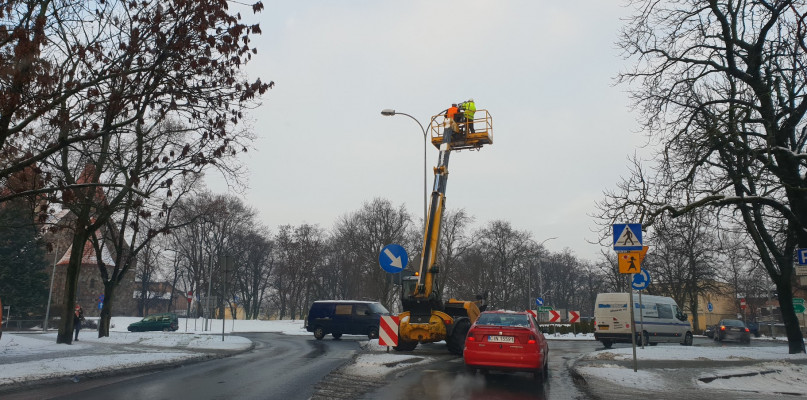 Miesiąc temu nowe lampy montowano przy rondzie Solidarności. Fot. archiwum