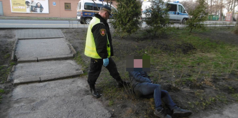 Po pijanemu śpią na trawnikach i ławkach. Oko ma nich Straż Miejska [FOTO]