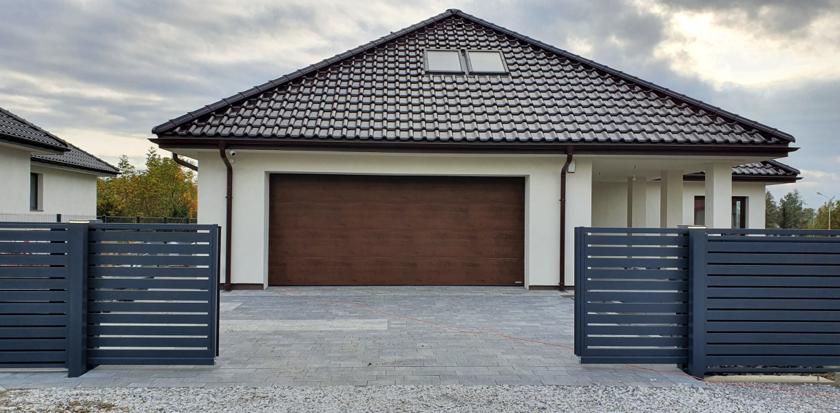 Wygodny wjazd dla dwóch samochodów. Czy wiesz, jak działa brama zbieżna?