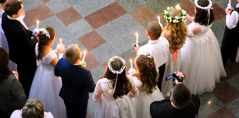 Proboszcz chce dopłaty za udzielenie komunii. "To dwie paczki papierosów"