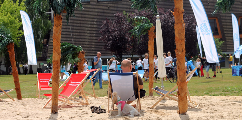 Plac przy hali widowiskowo-sportowej zmienił się w hawajską plażę