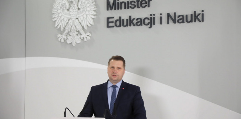 Minister Czarnek chce bronić dzieci. "Lewacka organizacja z obsesją na..."