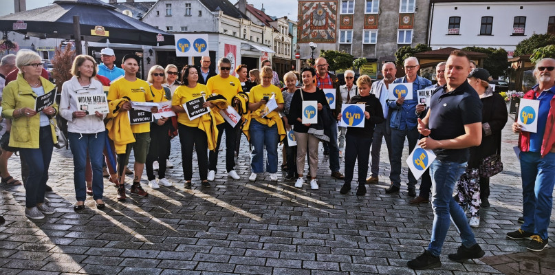Manifestacja poparcia dla TVN na inowrocławskim Rynku