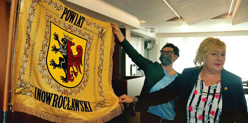 Tak wygląda nowy sztandar Powiatu Inowrocławskiego