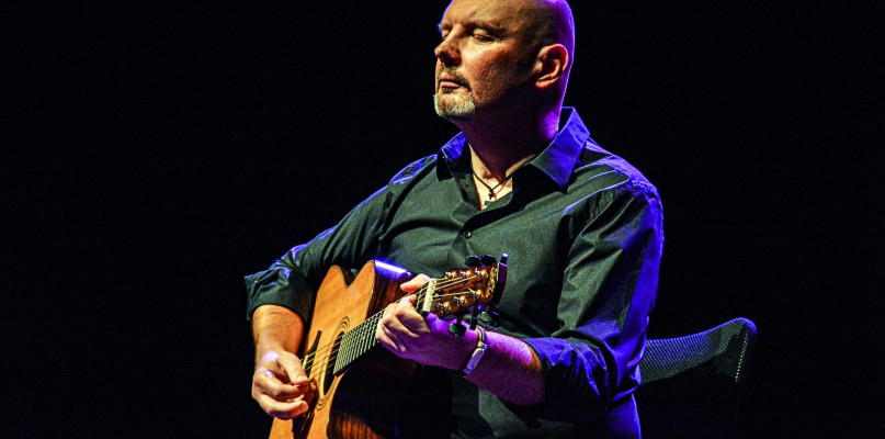 Adam Palma zagrał Chopina na gitarze