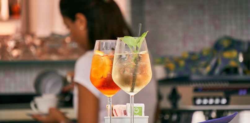 https://pixabay.com/de/photos/bar-theke-bestellung-alkohol-4475364/ od 11.11.21
