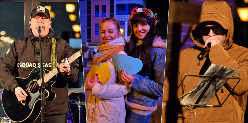 Przed teatrem wyśpiewują protest przeciwko wojnie w Ukrainie