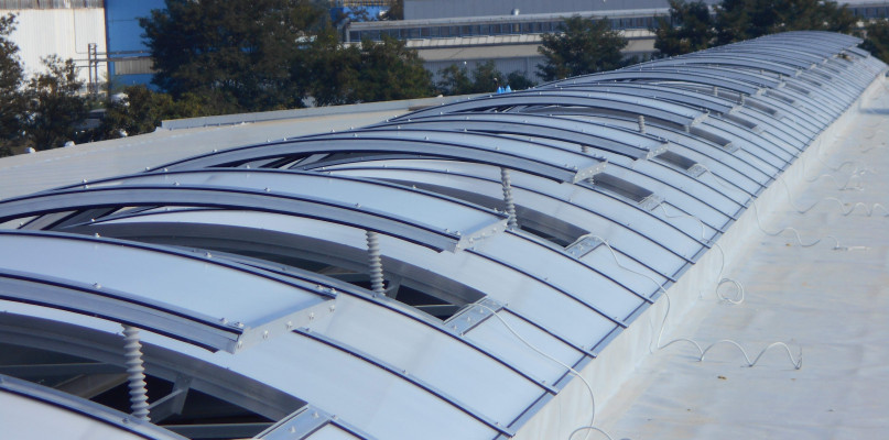 Jak oszczędzić na świetle? Modernizacja oświetlenia czy świetliki dachowe