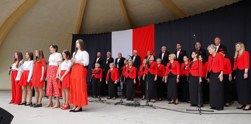 Patriotyczne śpiewanie w Solankach na Święto Trzeciego Maja