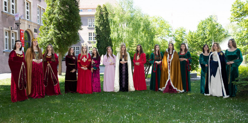 Tak wygląda "nowa" królowa Jadwiga i jej damy dworu