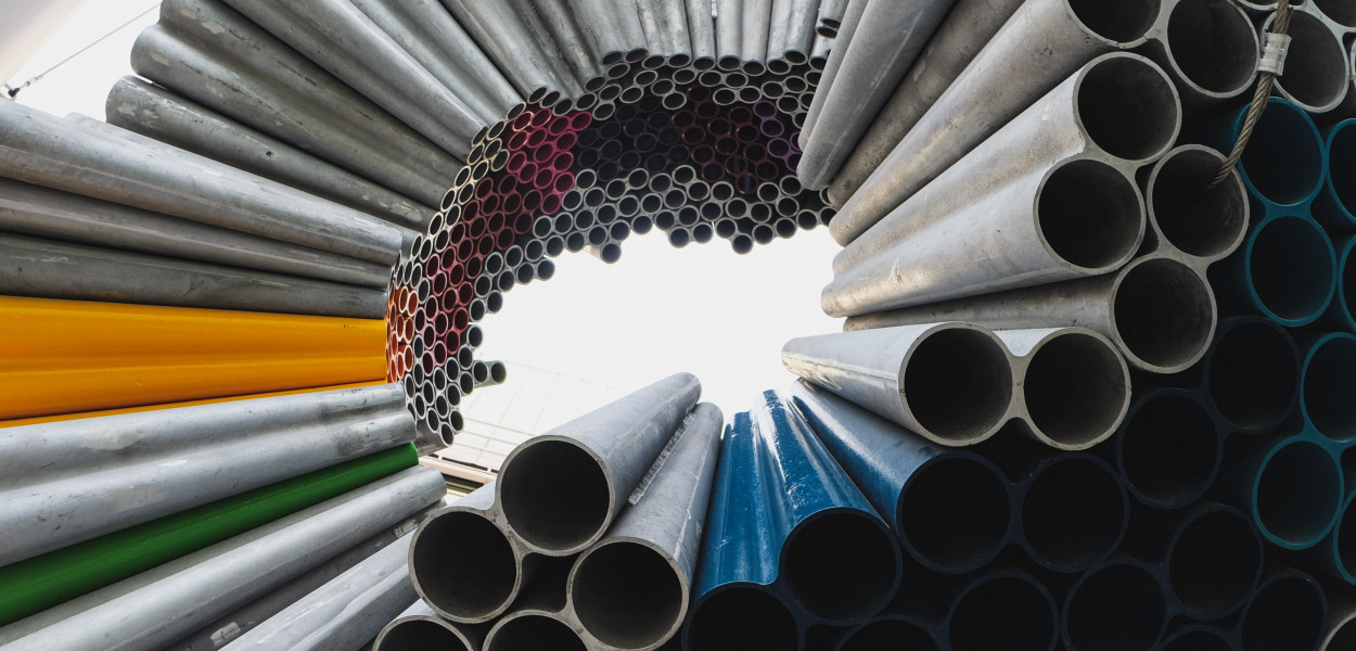 Rury stalowe ze szwem i bez szwowe – czym się różnią?