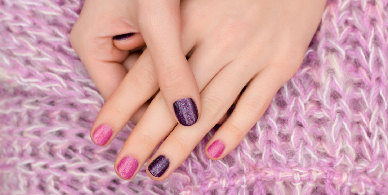 Paznokcie w kolorze fuksji: lakiery hybrydowe w pięknych, głębokich odcieniach róż