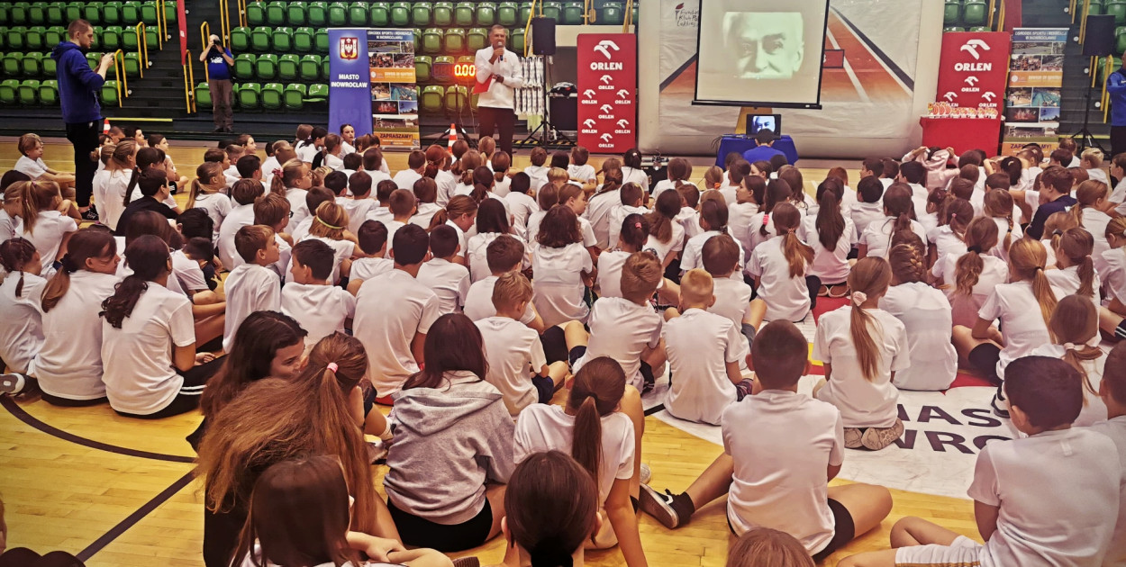 🎦 W hali znów na sportowo. Dzisiaj akcja Hooop Spoort z mistrzem