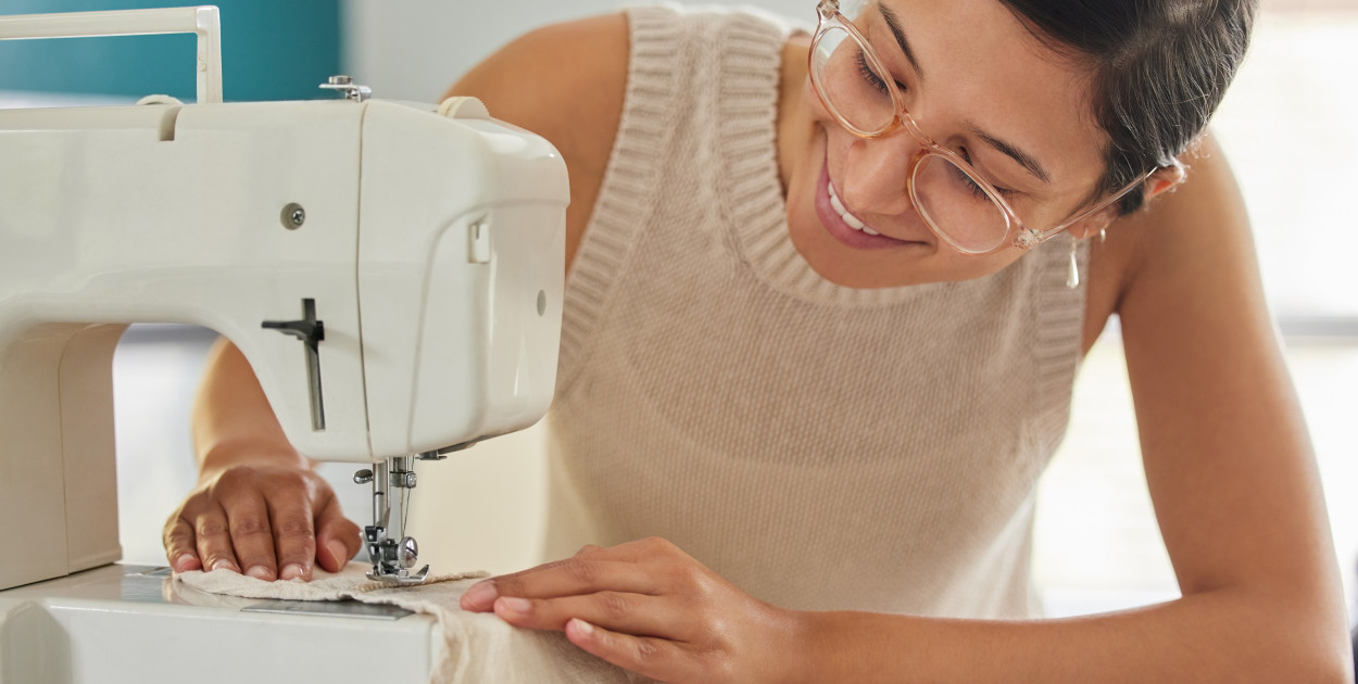 Domowy kącik krawiecki z maszyną do szycia – pomysły na kreatywne zagospodarowanie