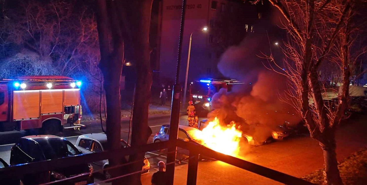 Na Piastowskim palił się samochód