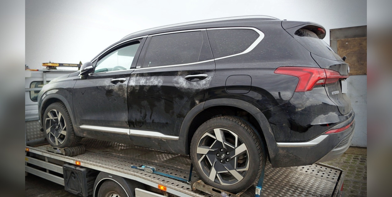 W samochodowej dziupli znaleźli kradzione auto i inne w kawałkach