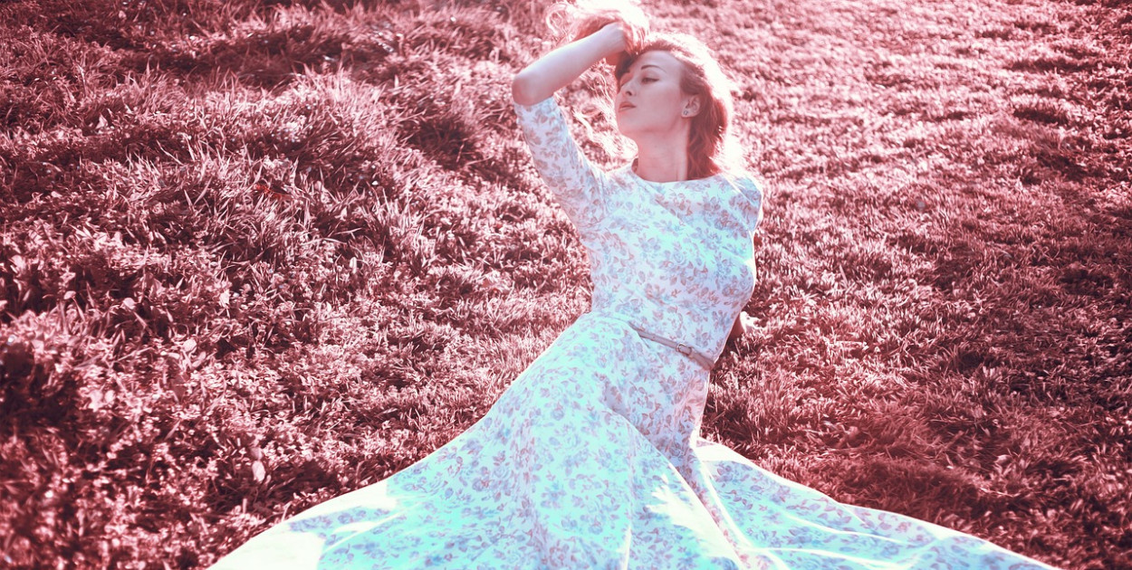 Jaka sukienka dla niskiej osoby - na co zwrócić uwagę