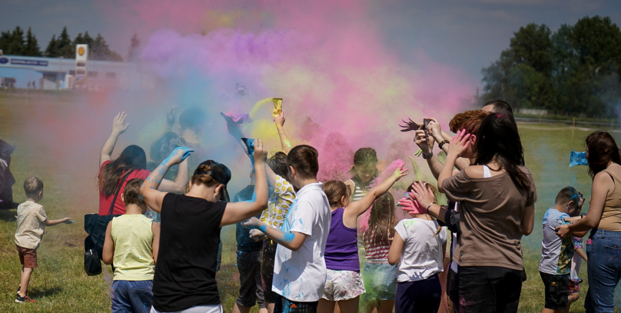 Zabawa na lotnisku trwa. Festwial kolorów i konkursy