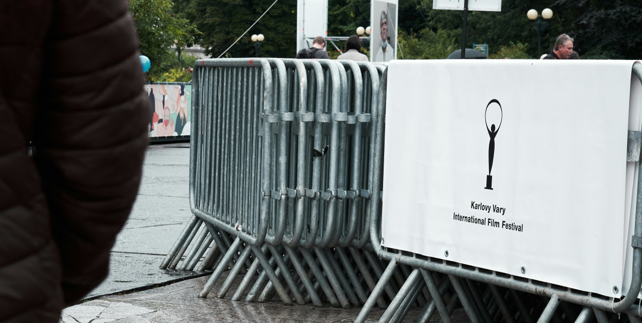 Tymczasowe zabezpieczenie obszaru: przenośne bariery ochronne