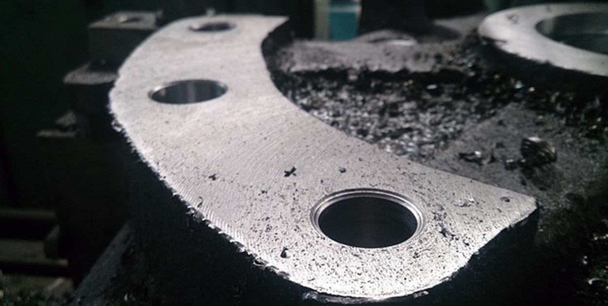 Toczenie i frezowanie CNC w obróbce teflonu i płyt uszczelkarskich - precyzja i te