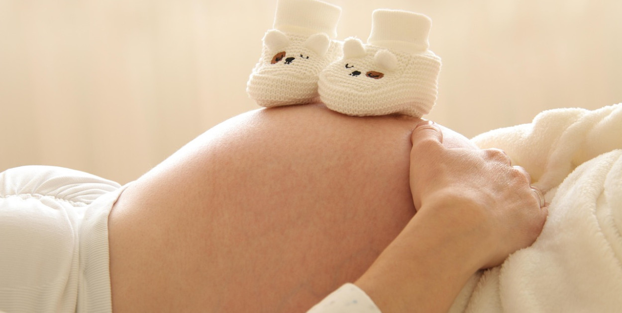Porodówki znikają z mapy Polski. Kobiety rodzą coraz dalej od domu