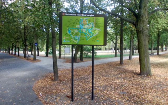 Takie tablice stoją w kilku miejscach Parku Solankowego. Fot. UM Inowrocław