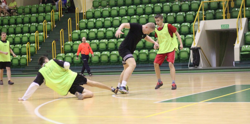 Dziś w hali widowiskowo-sportowej 11 drużyn wzięło udział w Jednodniowym Turnieju Piłki Nożnej Drużyn Amatorskich. Fot. Julita Klocek/ki24.info