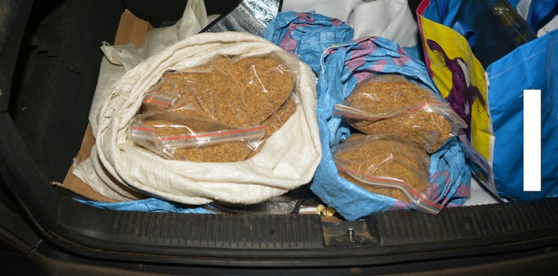 Radziejowscy policjanci w kontrolowanym samochodzie znaleźli 6 kg krajanki tytoniowej. Fot. KPP Radziejów