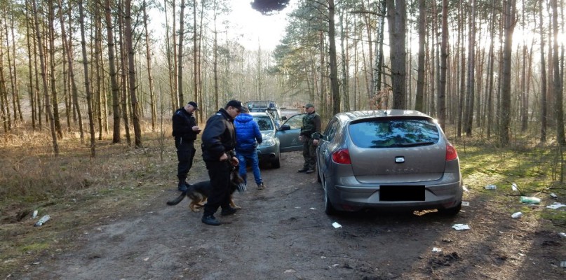 Właściciel tego samochodu urządził sobie w lesie sprzątanie samochodu. Ukarany został mandatem. Fot. KPP Inowrocław