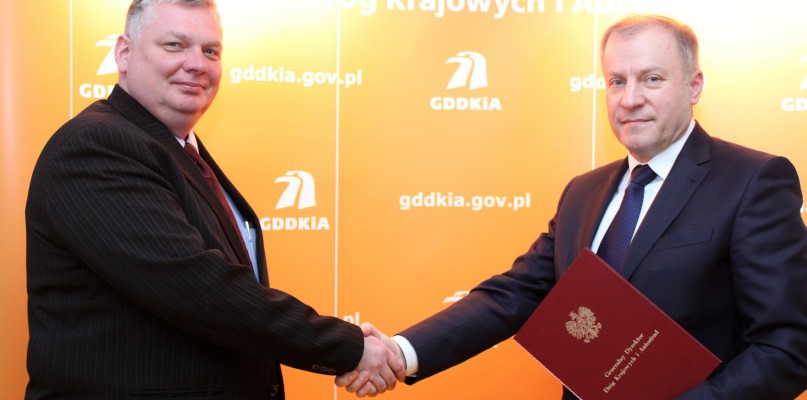 Jarosław Gołębiewski (z lewej) nominację otrzymał z rąk Krzysztofa Kondraciuka, generalnego dyrektora Dróg Krajowych i Autostrad. Fot. GDDKiA