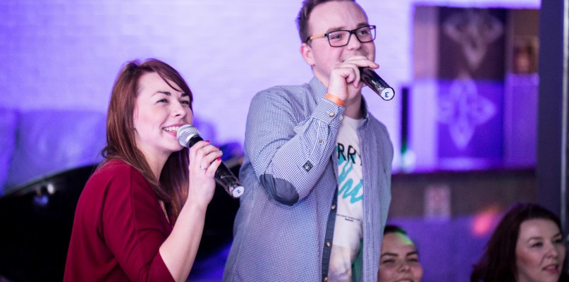 Chętnych do wspólnej zabawy podczas karaoke w Kropie nie brakuje. Fot. Łukasz Goczkowski