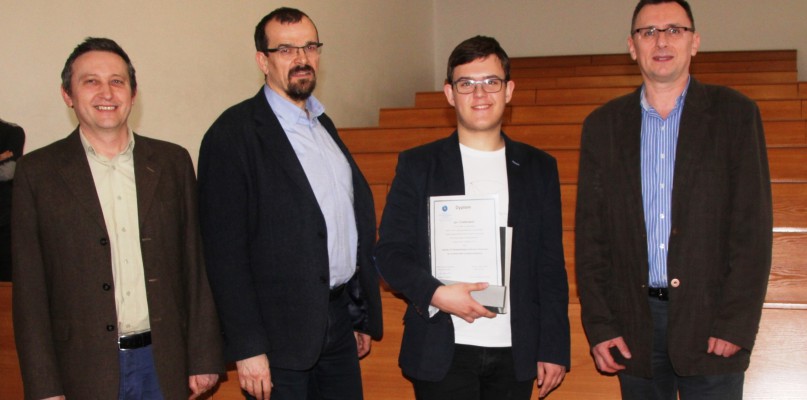  Na zdjęciu Igor Chełstowski (drugi od prawej) wraz z przewodniczącym konkursu i przedstawicielami uczelni. Fot. nadesłane