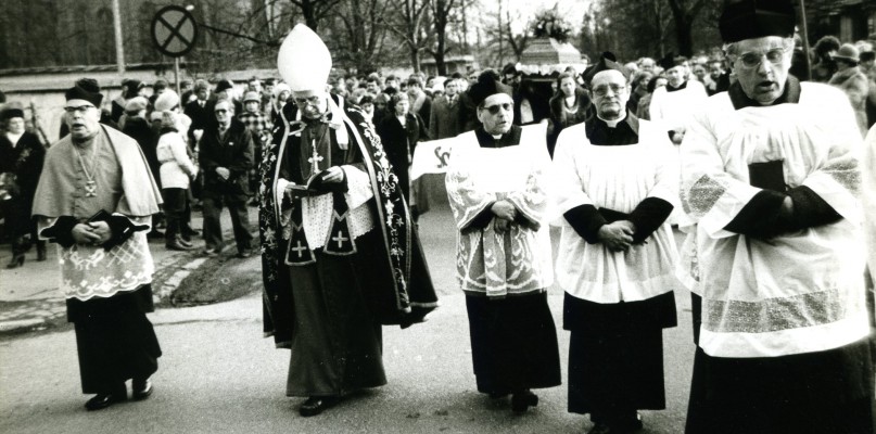 Pogrzeb Piotra Bartoszcze, 12 II 1984 r. - z lewej strony widoczny ks. kanonik Roman Zientarski (fot. Marek Koczwara).