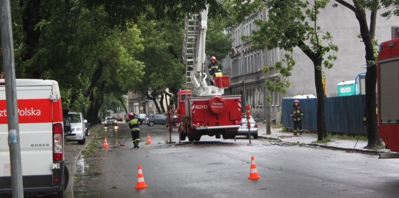 Połamane gałęzie strażacy usuwali m. in. na ul. Św. Ducha. Droga jest nieprzejezdna. Fot. Julita Klocek/ki24.info
