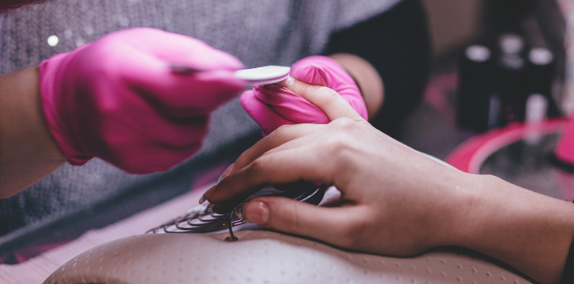 Najgorętsze trendy na ślubny manicure